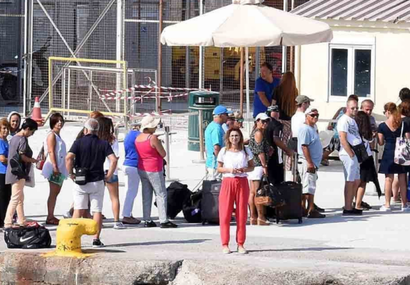 turkler-akin-ediyordu-cok-turist-gelmesin-diye-kisitlama-getirdiler-k3QngPq9